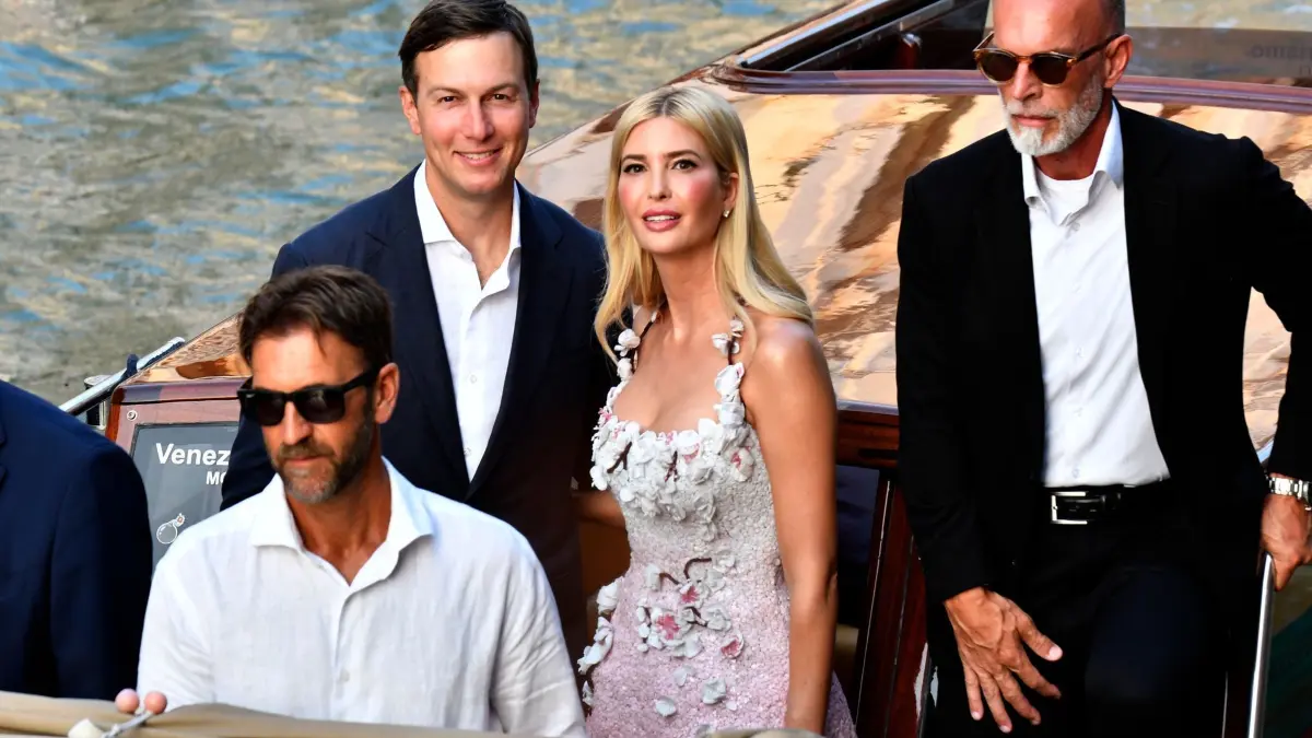 Vor der Bezos-Hochzeit in Venedig: 26.06.2025, Italien, Venedig: Ivanka Trump (M), Tochter vom US-Präsident Trump, und ihr Ehemann Jared Kushner (hinten, l) fahren mit einem Boot in Venedig. Beide sind zur Hochzeit von Bezos angereist. Foto: Luigi Costantini/AP/dpa +++ dpa-Bildfunk +++