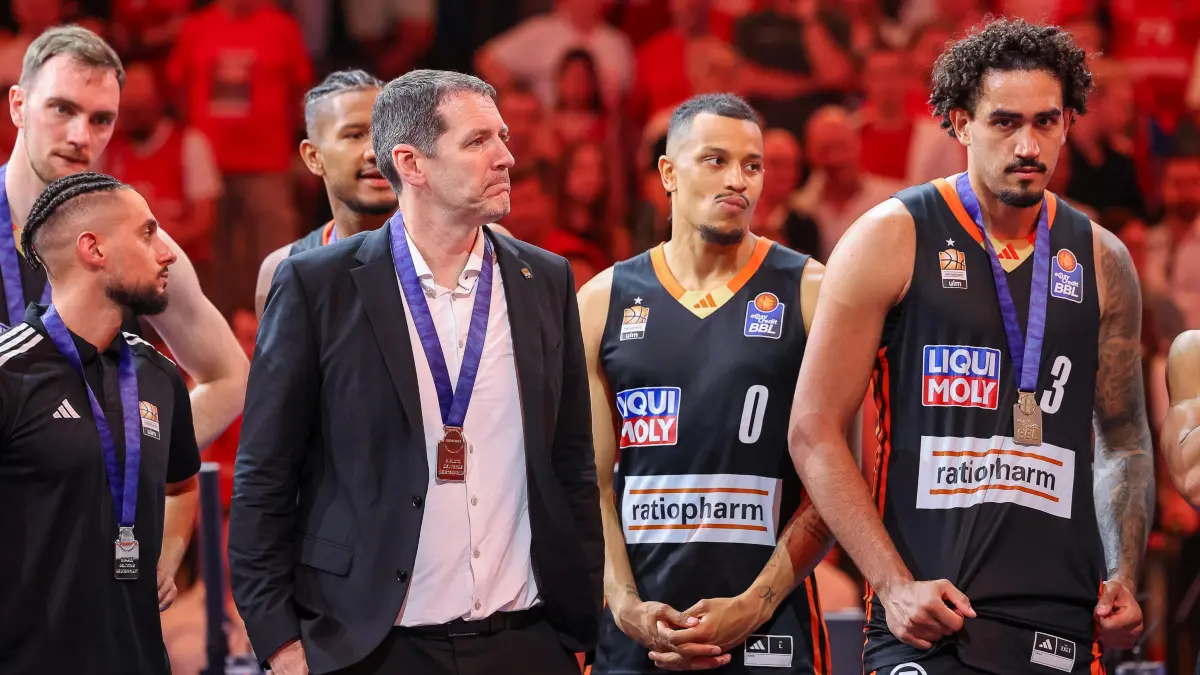 GER, FC Bayern Basketball vs. Ratiopharm Ulm, Basketball, easycredit Basketball Bundesliga, BBL, Playoffs, Finale, Spiel 5, Saison 2024/2025, 26.06.2025: Enttaeuschte Ulmer nach dem Spiel, Nelson Weidemann (Ratiopharm Ulm, #00) mit Marcio Santos (Ratiopharm Ulm, #03) und Ty Harrelson (Ratiopharm Ulm, Chef-Trainer),
GER, FC Bayern Basketball vs. Ratiopharm Ulm, Basketball, easycredit Basketball Bundesliga, BBL, Playoffs, Finale, Spiel 5, Saison 2024/2025, 26.06.2025,
Foto: Eibner-Pressefoto/Jenni Maul