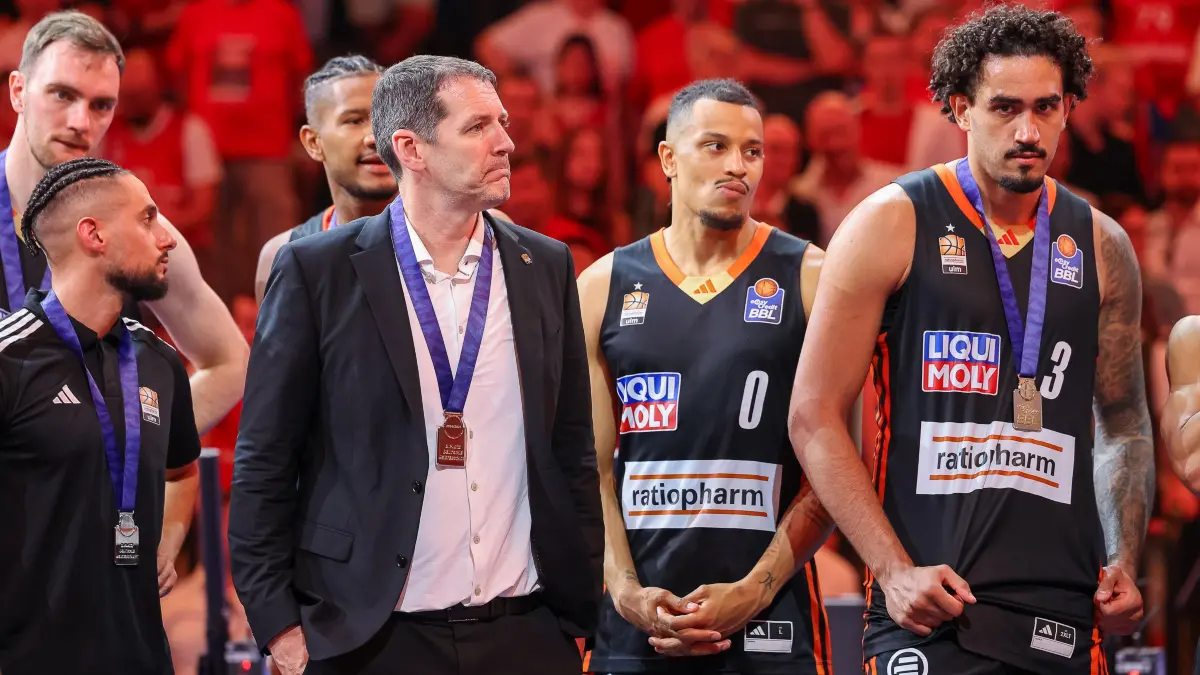 GER, FC Bayern Basketball vs. Ratiopharm Ulm, Basketball, easycredit Basketball Bundesliga, BBL, Playoffs, Finale, Spiel 5, Saison 2024/2025, 26.06.2025: Enttaeuschte Ulmer nach dem Spiel, Nelson Weidemann (Ratiopharm Ulm, #00) mit Marcio Santos (Ratiopharm Ulm, #03) und Ty Harrelson (Ratiopharm Ulm, Chef-Trainer),
GER, FC Bayern Basketball vs. Ratiopharm Ulm, Basketball, easycredit Basketball Bundesliga, BBL, Playoffs, Finale, Spiel 5, Saison 2024/2025, 26.06.2025,
Foto: Eibner-Pressefoto/Jenni Maul