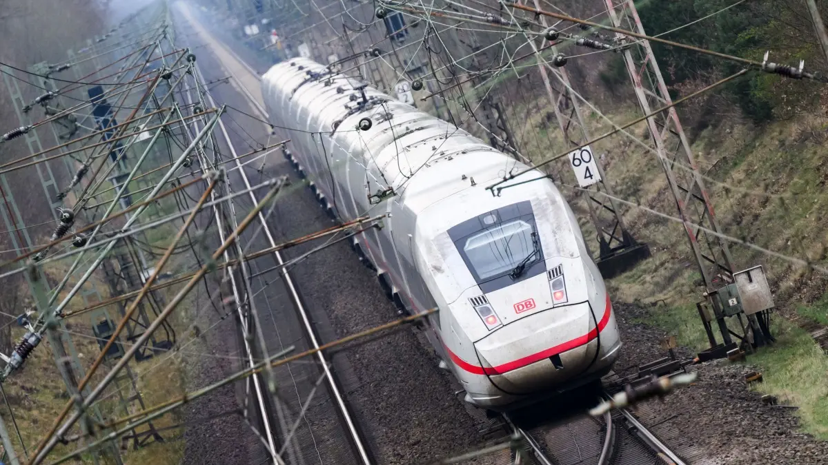 ICE-Zug unterwegs: ARCHIV - 20.03.2024, Niedersachsen, Eschede: Ein ICE fährt auf der Bahntrasse zwischen Hannover und Hamburg. (zu dpa: «Hamburg - Hannover: Bahn für Neubaustrecke plus Sanierung») Foto: Julian Stratenschulte/dpa +++ dpa-Bildfunk +++