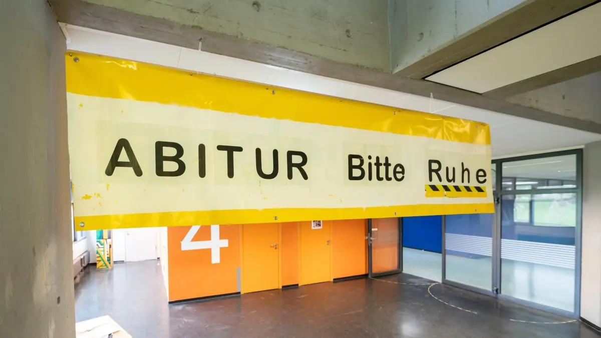 ARCHIV - 19.04.2023, Baden-Württemberg, Rottweil: Der Schriftzug «ABITUR Bitte Ruhe» hängt während der schriftlichen Abiturprüfung in Biologie im Treppenhaus im Leibniz-Gymnasium. (zu dpa: «Letzte Hürde vor dem Abi - Mündliche Prüfungen beginnen») Foto: Silas Stein/dpa +++ dpa-Bildfunk +++