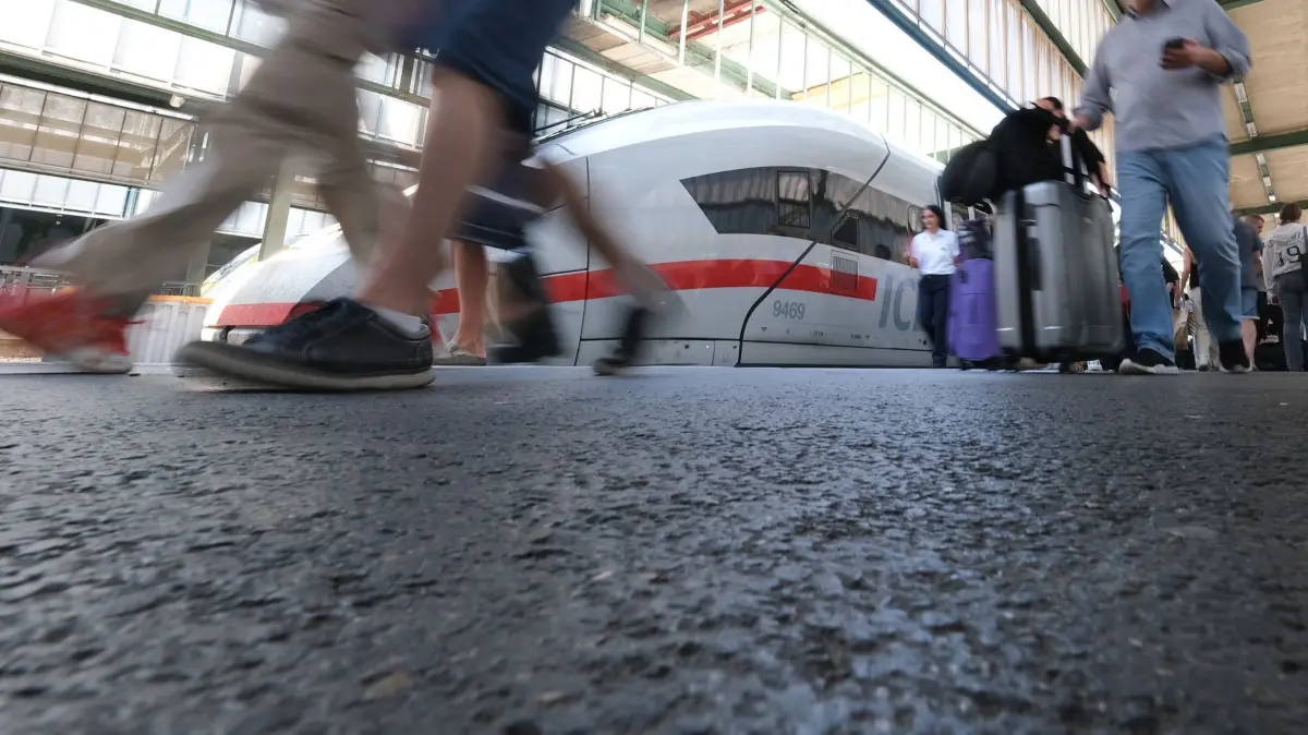 Bahnverkehr: 30.06.2025, Baden-Württemberg, Stuttgart: Reisende auf einem Bahnsteig im Hauptbahnhof zu einem ICE Zug der Deutschen Bahn. Mehr als jeder dritte Fernzug der Deutschen Bahn war im ersten Halbjahr 2025 unpünktlich unterwegs. Foto: Bernd Weißbrod/dpa +++ dpa-Bildfunk +++