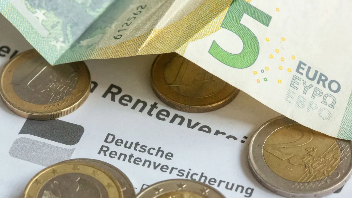 Deutsche Rentenversicherung: SYMBOLBILD - 24.04.2024, Berlin: Münzen und eine Banknote liegen auf einer Renteninformation der Deutschen Rentenversicherung. (zu dpa: «Mehr als 100.000 neue Rentner in Mitteldeutschland») Foto: Fernando Gutierrez-Juarez/dpa +++ dpa-Bildfunk +++