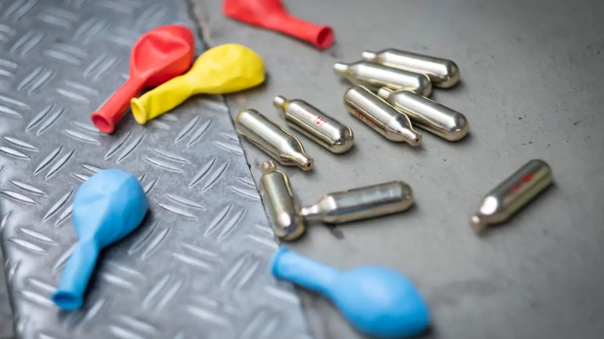 Bundesregierung plant Verbot von Lachgas als Partydroge: Themenbild Lachgas, Luftballons und Lachgaspatronen (Themenfoto vom 10.07.2024). Wird Lachgas inhaliert, tritt nach wenigen Sekunden ein Rausch ein. Konsumierende fuehlen sich entspannt, leichte Euphorie macht sich breit. Die Wahrnehmung und das Gefuehl fuer Raum und Zeit veraendern sich. Der Missbrauch von Distickstoffmonoxid, auch als Lachgas bezeichnet, zu Rauschzwecken nimmt zu. Das Bundeskabinett will ein Gesetz auf den Weg bringen, das den Handel mit Lachgas als Partydroge deutlich einschraenkt. (Siehe epd-Meldung vom 02.07.2025)