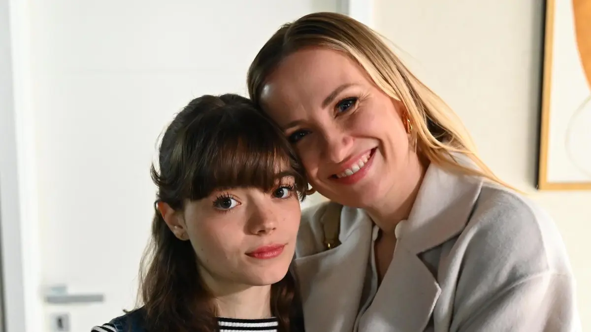 Sophia (Katharina Kron) stattet ihrer Mutter Isabelle (Ania Niedieck) einen unangekündigten Besuch in Essen ab.