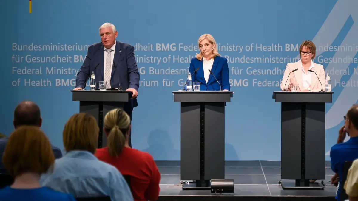 Gesundheitsministerinnen zu Krankenhausreform: 03.07.2025, Berlin: Nina Warken (CDU, M), Bundesministerin für Gesundheit, spricht bei einer gemeinsamen Pressekonferenz mit Melanie Schlotzhauer (SPD), Senatorin für Arbeit, Gesundheit, Soziales, Familie und Integration in Hamburg, und Karl-Josef Laumann (CDU), Gesundheitsminister von Nordrhein-Westfalen, im Bundesgesundheitsministerium. Die Gesundheitsministerinnen und Gesundheitsminister von Bund und Ländern hatten sich zuvor in Berlin getroffen, um zu Nachbesserungen bei der Krankenhausreform zu beraten. Foto: Katharina Kausche/dpa +++ dpa-Bildfunk +++