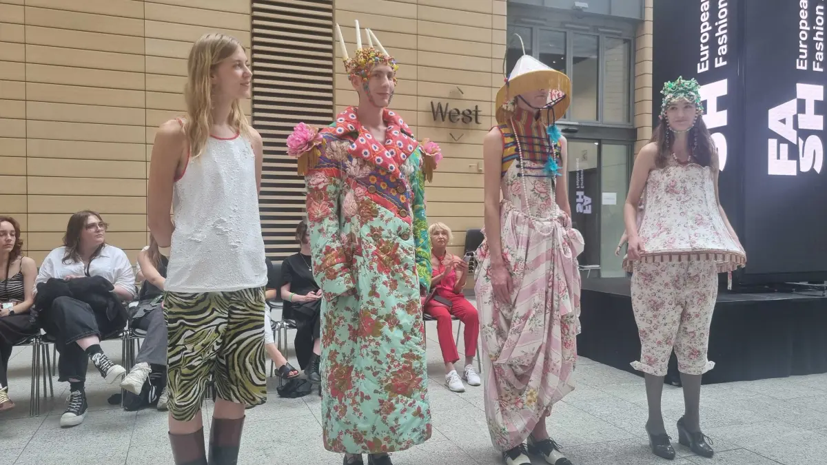 Nachwuchsdesignerin Alma Jorgensen von der Kunsthochschule Weißensee in Berlin mit ihren knalligen Outfits.