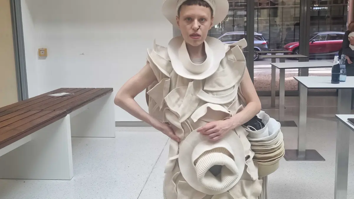 Eine Besucherin hatte sich ein Outfit komplett aus Hüten zusammengestellt. Inklusive praktischer Hut-Tasche!