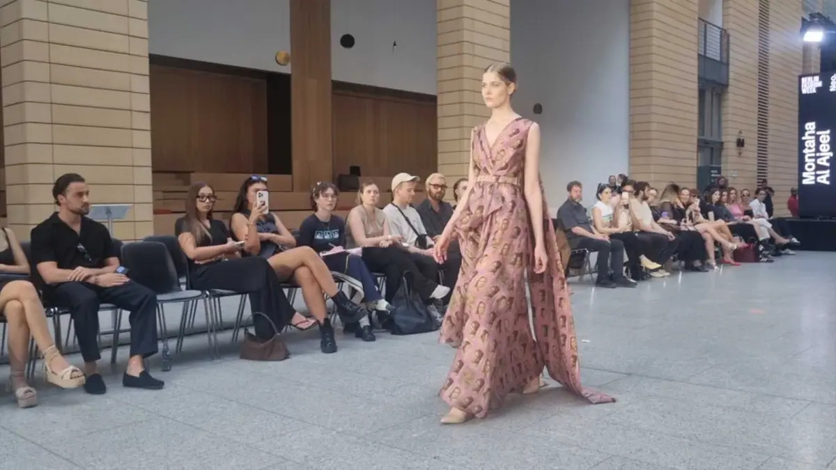 Dieses Kleid von Designern aus der Ukraine war über und über mit Bildern von Schauspielerinnen wie Angelina Jolie und Keira Knighley verziert.