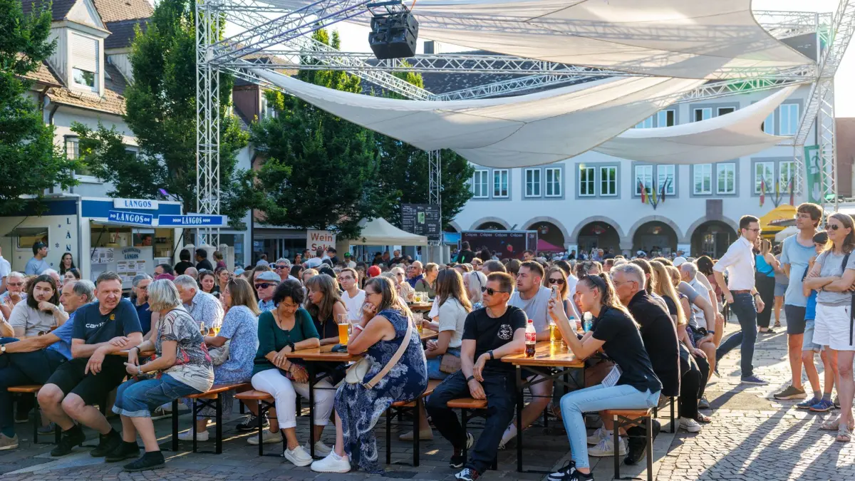Böblingen, Spatenstich und erster Abend beim Stadtfest in Böblingen, Anstich mit Stefan Belz und Werner Dinkelaker am Marktplatz.