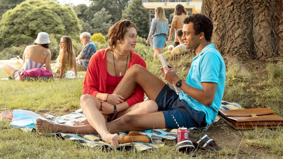 Während der Sommer voranschreitet, nähern sich Mira (Anouk Elias, l.) und Simon (Tyrell Otoo, r.) weiter an.