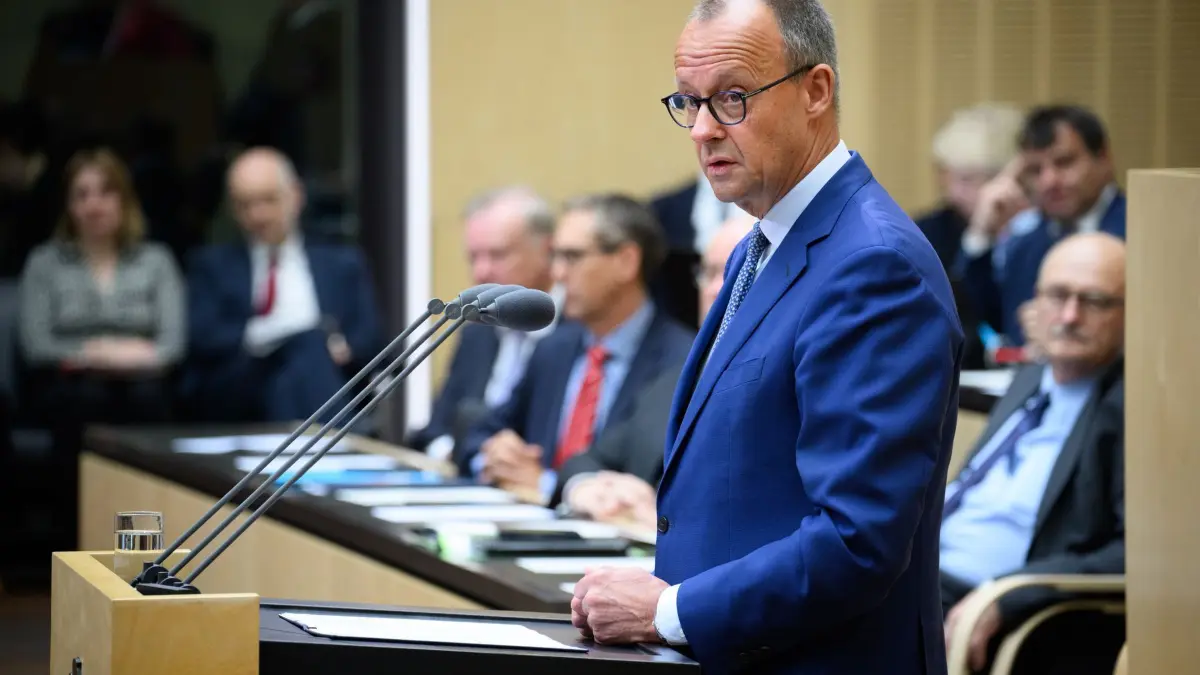Bundesrat: 11.07.2025, Berlin: Bundeskanzler Friedrich Merz (CDU) hält bei der Plenarsitzung im Deutschen Bundesrat seine Antrittsrede. Die Länderkammer beschäftigt sich in ihrer Sitzung unter anderem mit milliardenschweren Steuerentlastungen, dem Bundeshaushalt 2025, der Aussetzung des Familiennachzugs, der Verlängerung der Mietpreisbremse und der Modernisierung der betrieblichen Mitbestimmung. Foto: Bernd von Jutrczenka/dpa +++ dpa-Bildfunk +++