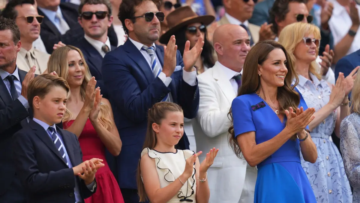 Wimbledon Tennis 2025: 13.07.2025, Großbritannien, London: Tennis: Grand Slam/ATP-Tour - Wimbledon, Einzel, Herren, Finale, Alcaraz (Spanien) - Sinner (Italien). Kate (r), Prinzessin von Wales, Prinz George (l) und Prinzessin Charlotte (M) applaudieren während des Spiels. Foto: Kirsty Wigglesworth/AP/dpa +++ dpa-Bildfunk +++