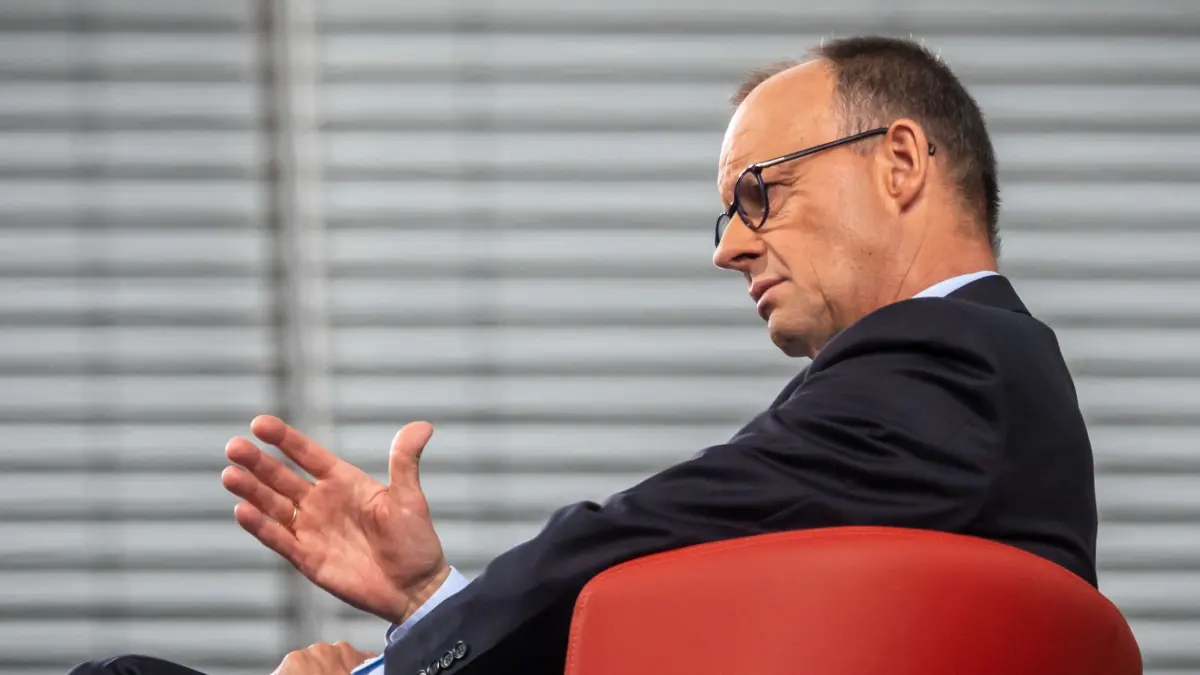 Kanzler Merz im ARD Sommerinterview: 13.07.2025, Berlin: Bundeskanzler Friedrich Merz (CDU) sitzt beim ARD-Sommerinterview. Im Live Gespräch äußert sich Merz in der Sendung „Bericht aus Berlin“ zu aktuellen Themen. Foto: Michael Kappeler/dpa +++ dpa-Bildfunk +++