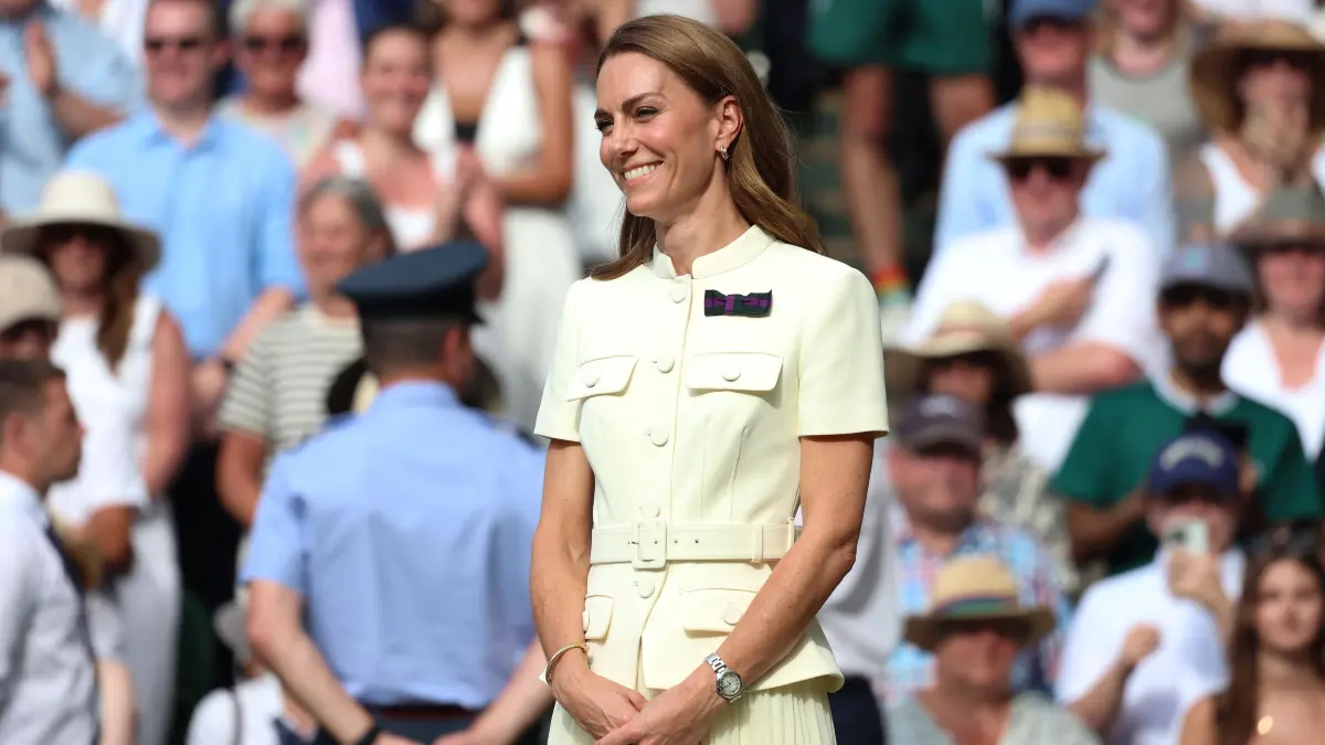 Adel: Prinzessin Kate als Repräsentantin des Königshaus beim Tennisturnier von Wimbledon: 12th July 2025; All England Lawn Tennis and Croquet Club, London, England; Wimbledon Tennis Tournament, Day 13; HRH The Princess of Wales standing on Centre Court smiling at the crowd to present the winners trophies / 120725 / action press
