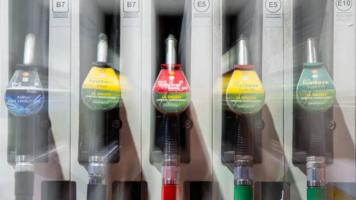 Zapfsäulen sind an einer Tankstelle zu sehen. Vor allem Autofahrer in Süddeutschland bekommen die Folgen des Niedrigwassers beim Tanken im Portemonnaie zu spüren. Die durch das Niedrigwasser gestiegenen Transportkosten mussten diese schon Anfang August deutlich tiefer für Benzin und Diesel in die Tasche greifen als Autofahrer im Bundesdurchschnitt. Aufnahme mit Zoomeffekt. +++ dpa-Bildfunk +++