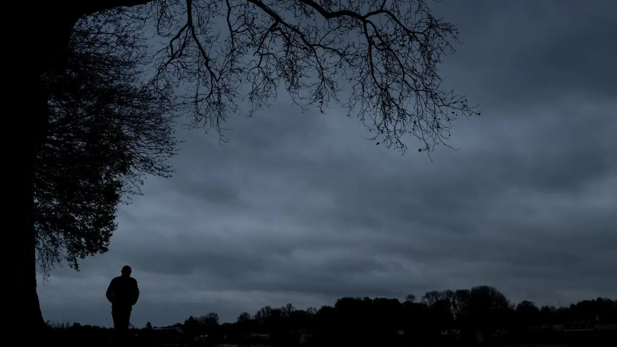 Ein Mann geht spazieren: ARCHIV - Nur noch graue Wolken? Im Alter leiden viele Menschen - auch unbewusst - unter Depressionen. (zu dpa: «Altersdepression: anders und oft unerkannt») Foto: Sina Schuldt/dpa/dpa-mag - Honorarfrei nur für Bezieher des Dienstes dpa-Magazin +++ dpa-Magazin +++