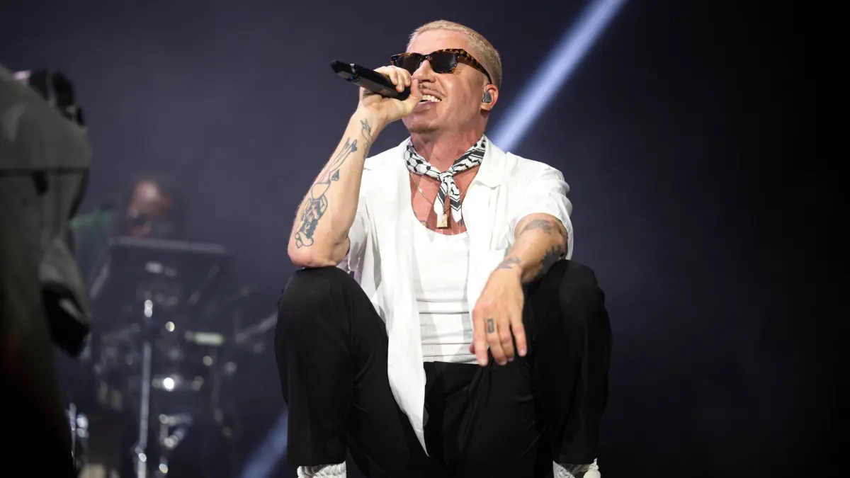 Deichbrand-Festival 2025 - Macklemore: 20.07.2025, Niedersachsen, Nordholz: Der US-Rapper Macklemore spielt auf dem Deichbrand-Festival 2025. Das Open-Air-Festival mit rund 60.000 Besuchern findet vom 17. bis zum 20. Juli statt. Foto: Sina Schuldt/dpa - ACHTUNG: Nur zur redaktionellen Verwendung im Zusammenhang mit einer aktuellen Berichterstattung über das Deichbrand-Festival 2025 +++ dpa-Bildfunk +++