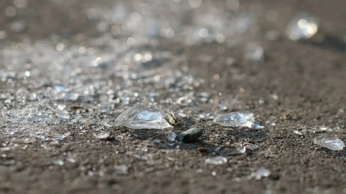 gefahr,risiko,glasscherbe *** danger & risk,glass shard kya-ili