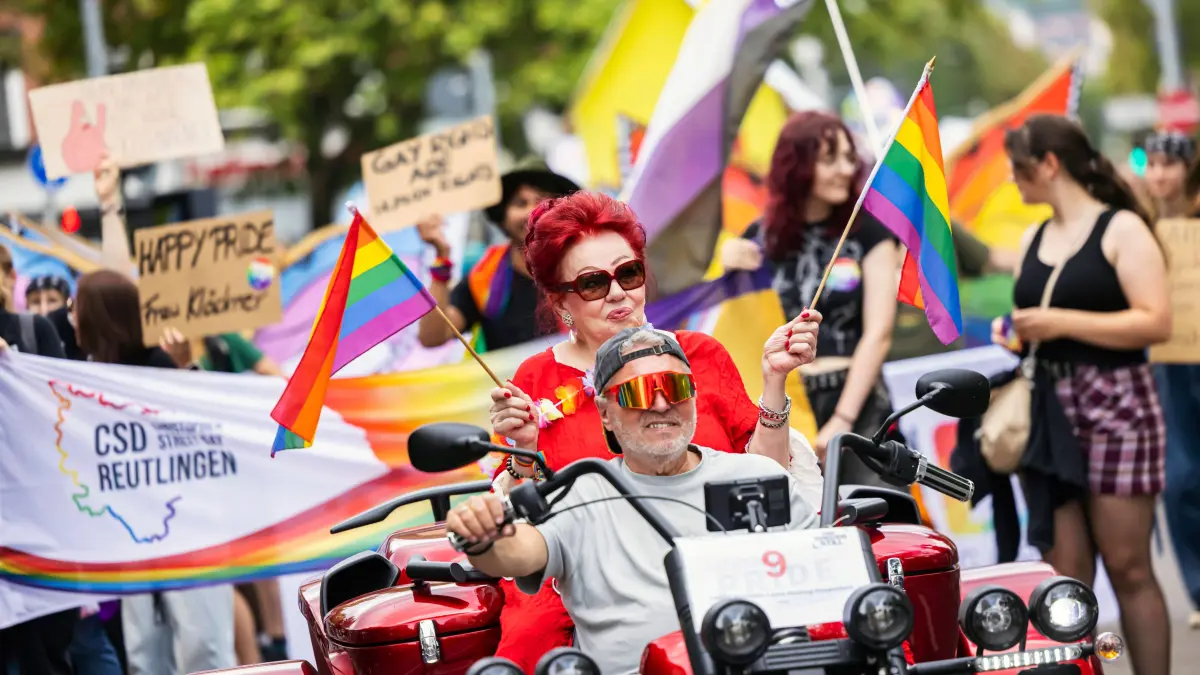 Christopher Street Day 2025 in Stuttgart. Unter dem Motto Nie wieder still! Laut für Freiheit, stark für Vielfalt zog di: Christopher Street Day 2025 in Stuttgart. Unter dem Motto Nie wieder still Laut für Freiheit, stark für Vielfalt zog die diesjährige CSD-Demonstration durch Stuttgart. // 26.07.2025: Stuttgart, Baden-Württemberg, Deutschland *** Christopher Street Day 2025 in Stuttgart This years CSD demonstration marched through Stuttgart 26 07 2025 Stuttgart, Baden Württemberg, Germany under the motto Never again silent Loud for freedom, strong for diversity