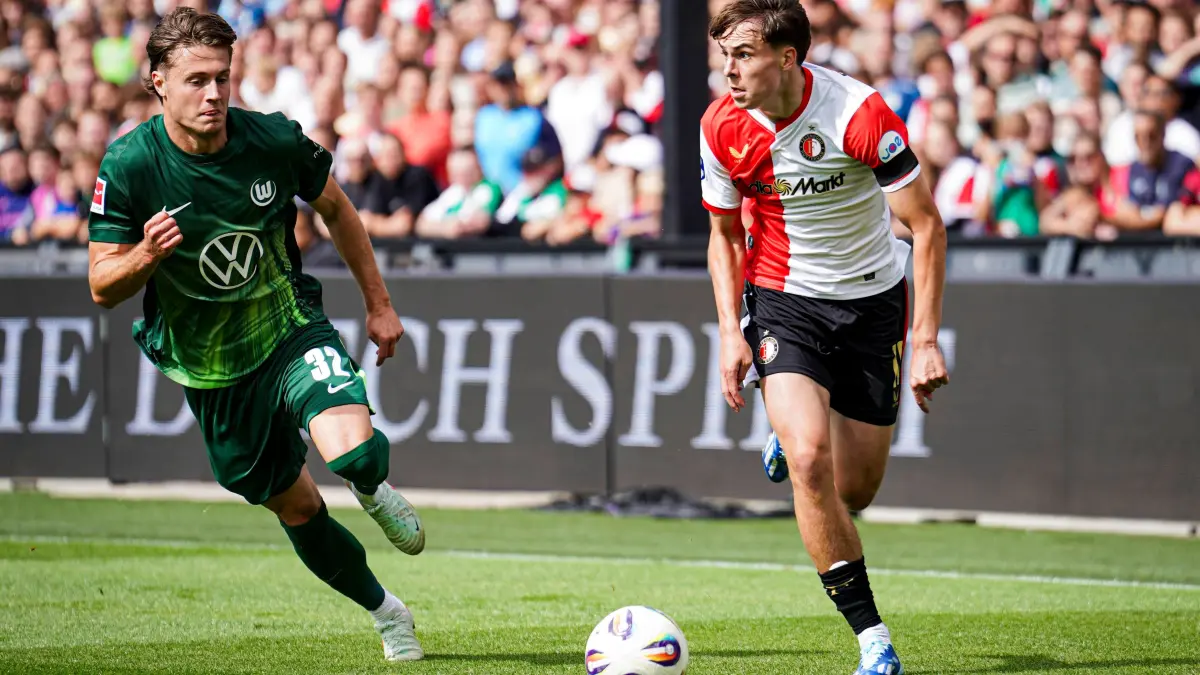 2025-08-02 Feyenoord v VfL Wolfsburg - Pre-Season Friendly: 2025-08-02 Feyenoord v VfL Wolfsburg - Pre-Season Friendly ROTTERDAM, NETHERLANDS - AUGUST 2: Leo Sauer of Feyenoord battles for possession with Mattias Svanberg of VfL Wolfsburg during the Pre-Season Friendly match between Feyenoord and VfL Wolfsburg at Stadion Feijenoord on August 2, 2025 in Rotterdam, Netherlands. Rotterdam Stadion Feijenoord Netherlands Content not available for redistribution in The Netherlands directly or indirectly through any third parties. Copyright: xJorisxVerwijstx