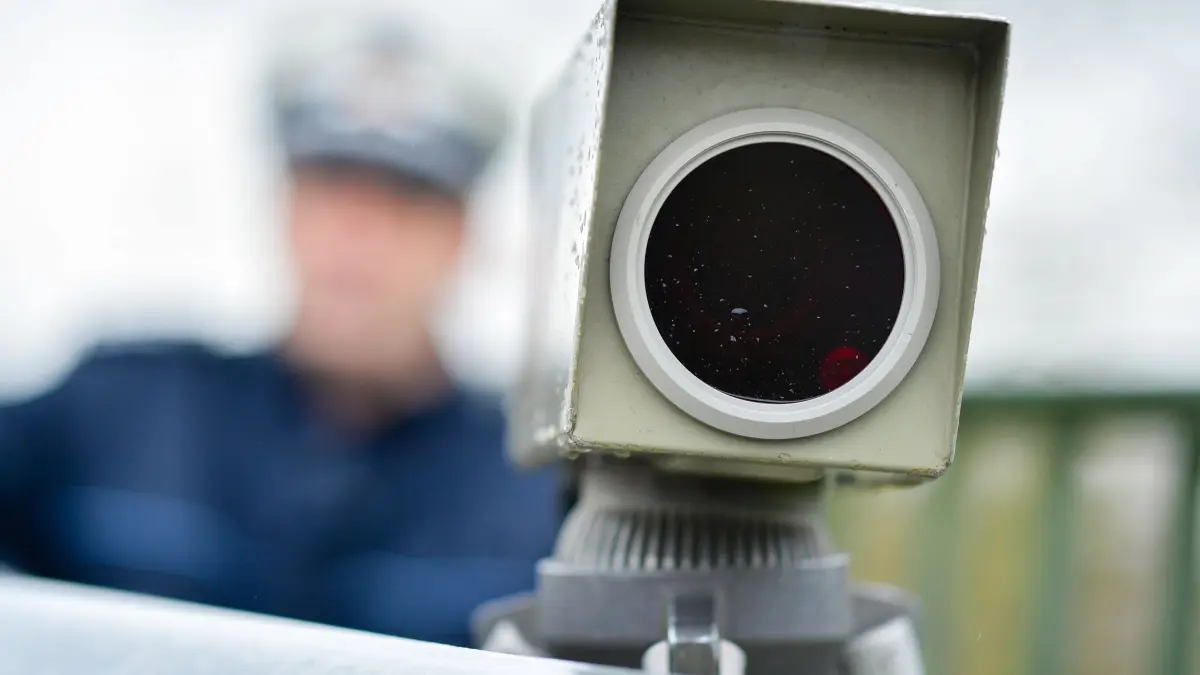 Geschwindigkeitskontrolle: ARCHIV - 03.04.2019, Baden-Württemberg, Sinsheim: Ein Polizist steht hinter einem Messgerät zur Geschwindigkeitskontrolle von Fahrzeugen an der Bundesstraße 292. (zu dpa: «Blitzermarathon: Was Autofahrer im Südwesten wissen müssen») Foto: Uwe Anspach/dpa +++ dpa-Bildfunk +++