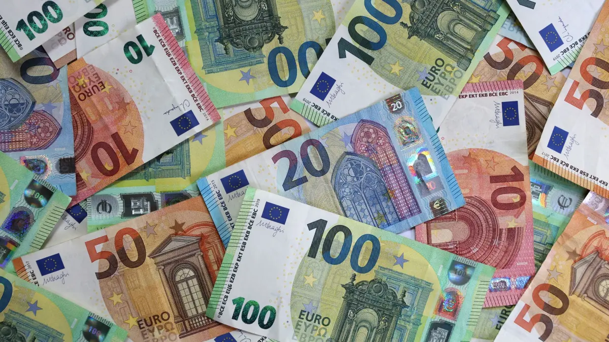 Euro-Scheine: ILLUSTRATION - 15.05.2024, Bayern, Kaufbeuren: Verschiedene Euro-Banknoten liegen auf einem Tisch. Bei den Krankenkassen sind die Ausgaben laut GKV-Spitzenverband deutlich höher als die Einnahmen. (zu dpa: «Milliarden fürs Bürgergeld: Soll man bei Ukrainern sparen?») Foto: Karl-Josef Hildenbrand/dpa +++ dpa-Bildfunk +++