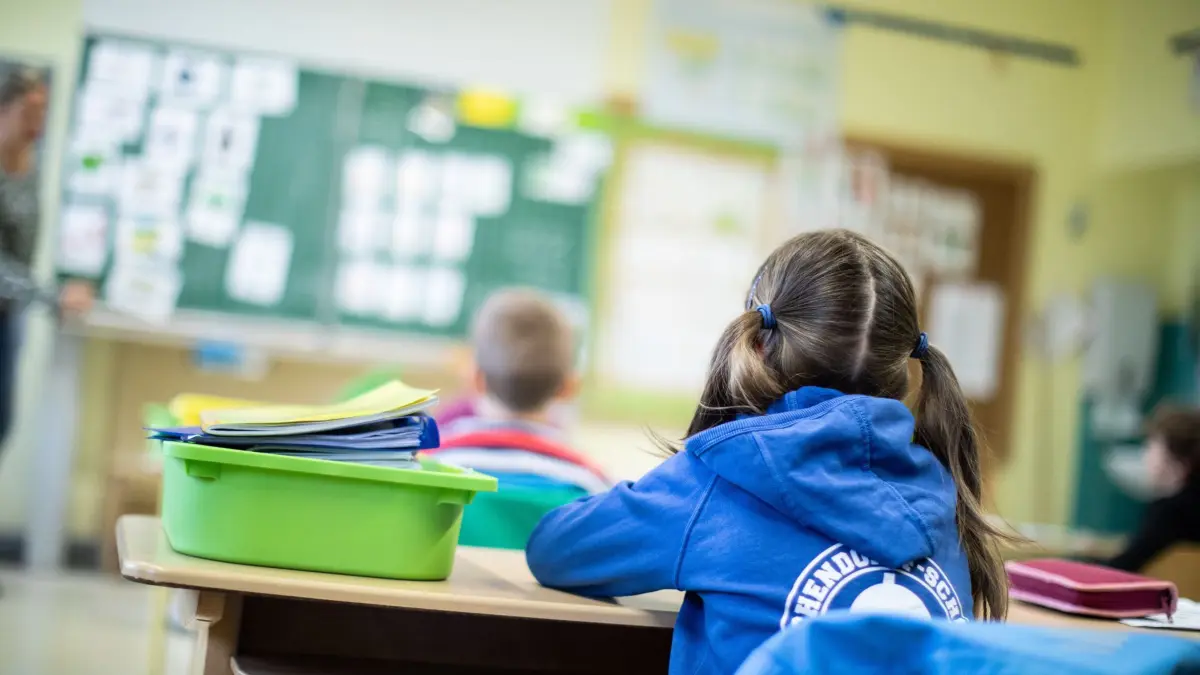 ARCHIV - 05.07.2022, Nordrhein-Westfalen, Meerbusch: Schülerinnen und Schüler einer Grundschule sitzen in ihrem Klassenraum. (zu: Jungen sind erst nach Schulstart besser in Mathe als Mädchen) (zu dpa: «Jungen sind erst nach Schulstart besser in Mathe als Mädchen») Foto: Marcel Kusch/dpa +++ dpa-Bildfunk +++