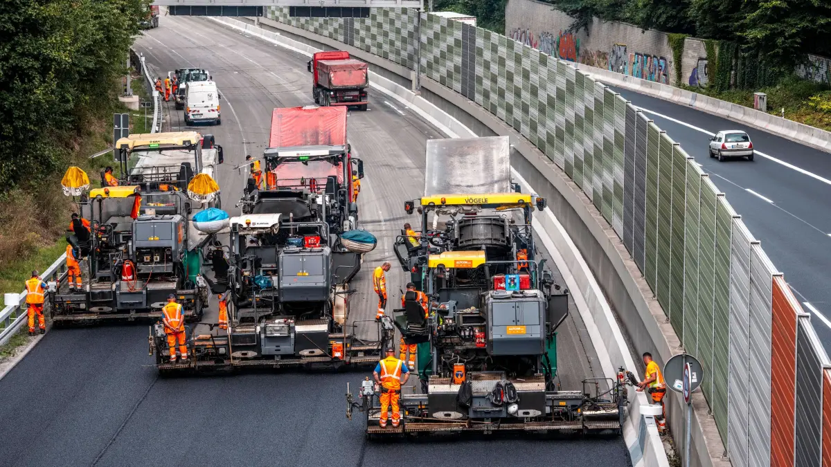 Autobahnsanierung A52: Sanierung der Autobahn A52 bei Essen, über 9 Jahre lange wurde ein 8 KM langer Abschnitt zwischen der AS Essen-Kettwig und dem Autobahndreieck Essen-Ost grundsaniert, 6 Fahrspuren, Neubau der Entwässerungsleitungen, Fahrbahn, Brücken, Lärmschutzwänden, Verkehrseinrichtungen, hier letzter Abschnitt, Fahrtrichtung Düsseldorf, neuer Fahrbahnbelag, Verlegung von offenporigem Asphalt, Flüsterasphalt, Höhe AS Essen-Rüttenscheid, NRW, Deutschland, Autobahnsanierung A52 *** Rehabilitation of the A52 highway near Essen, an 8 km long section between the Essen Kettwig interchange and the Essen Ost interchange was completely rehabilitated over a period of 9 years, 6 lanes, new drainage pipes, roadway, bridges, noise barriers, traffic facilit
