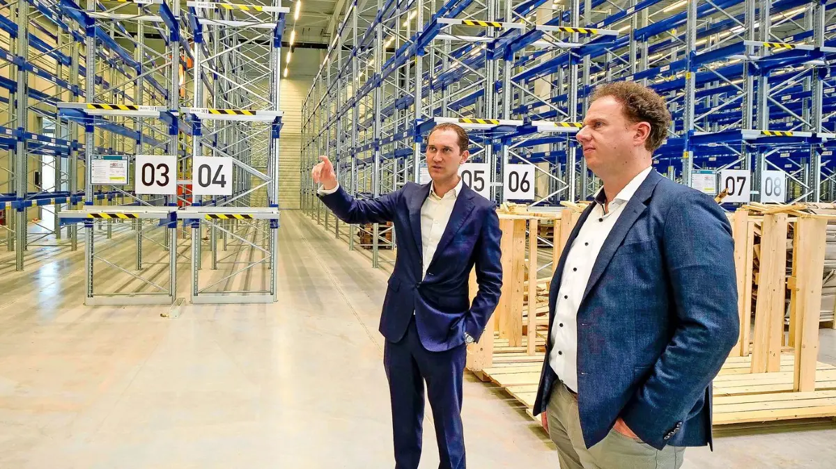 Ludwigsburg - Tour durch drei Ludwigsburger Unternehmen - Im Bild: die Firma Goetze KG Armaturen an deren Neubau in der Schlieffenstraße , gegenüber LIZ - Ludwigsburg Industriezentrum. ImBild: Geschäftsführer Tobias Weimann (links) und Oberbürgermeister Matthias Knecht (rechts)