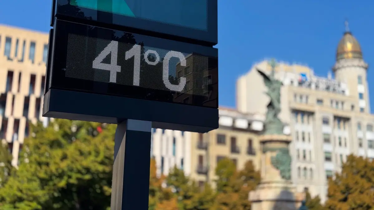 Hitze in Spanien: 11.08.2025, Spanien, Zaragoza: Ein Thermometer auf der zentralen Plaza de España zeigt 41 Grad an. Foto: Nano Calvo / Vwpics/VW Pics via ZUMA Press Wire/dpa +++ dpa-Bildfunk +++