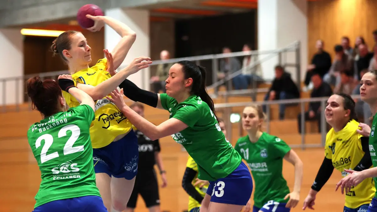 BAU // 15.02.2025, Deutschland, Leonberg, Handball Württemberg - Frauen Verbandsliga Staffel 1 Saison 2024/2025,
SV Leonberg/Eltingen vs. HC Oppenweiler/Backnang, v.l. Viktoria Lukacs (HC), Simona Schmaderer (SVL), Sina Reibl (HC)