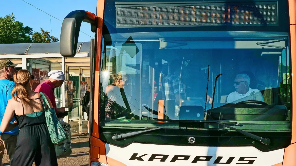 Leonberg - Strohländle - Trotz Berichten, dass der kostenlose Shuttlebus vom Bahnhof zum Englbergturm nicht mehr fuhr, um Musikfans zum Konzert zu bringen, lautete die Aussage des Shuttlebusfahrers am Bahnhof, hier auf diesem Bild zu sehen, dass der Service wie gewohnt funktionierte.