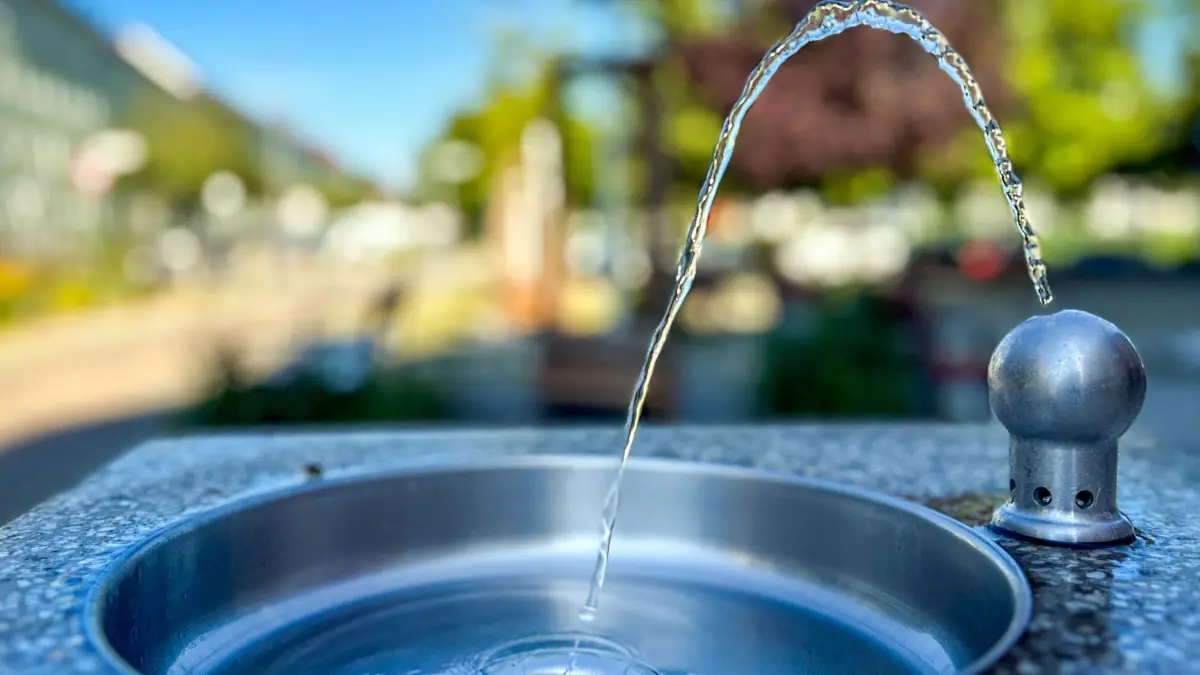 Trinken im Sommer: 12.08.2025, Berlin: Ein Trinkbrunnen spendet auf dem Gertrud-Classen-Platz Trinkwasser. Foto: Soeren Stache/dpa +++ dpa-Bildfunk +++