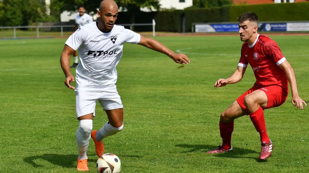 FC Rottenburg vs. TSV Weilimdorf, Fussball, Verbandsliga Wuerttemberg, 2. Spieltag, Saison 2025/2026, 16.08.2025: Johnathan Zinram-Kisch (TSV Weilimdorf, #55), Moritz Rohrer (FC Rottenburg, #18)
FC Rottenburg vs. TSV Weilimdorf, Fussball, Verbandsliga Wuerttemberg, 2. Spieltag, Saison 2025/2026, 16.08.2025,
Foto: Eibner-Pressefoto/Ralph Kunze
