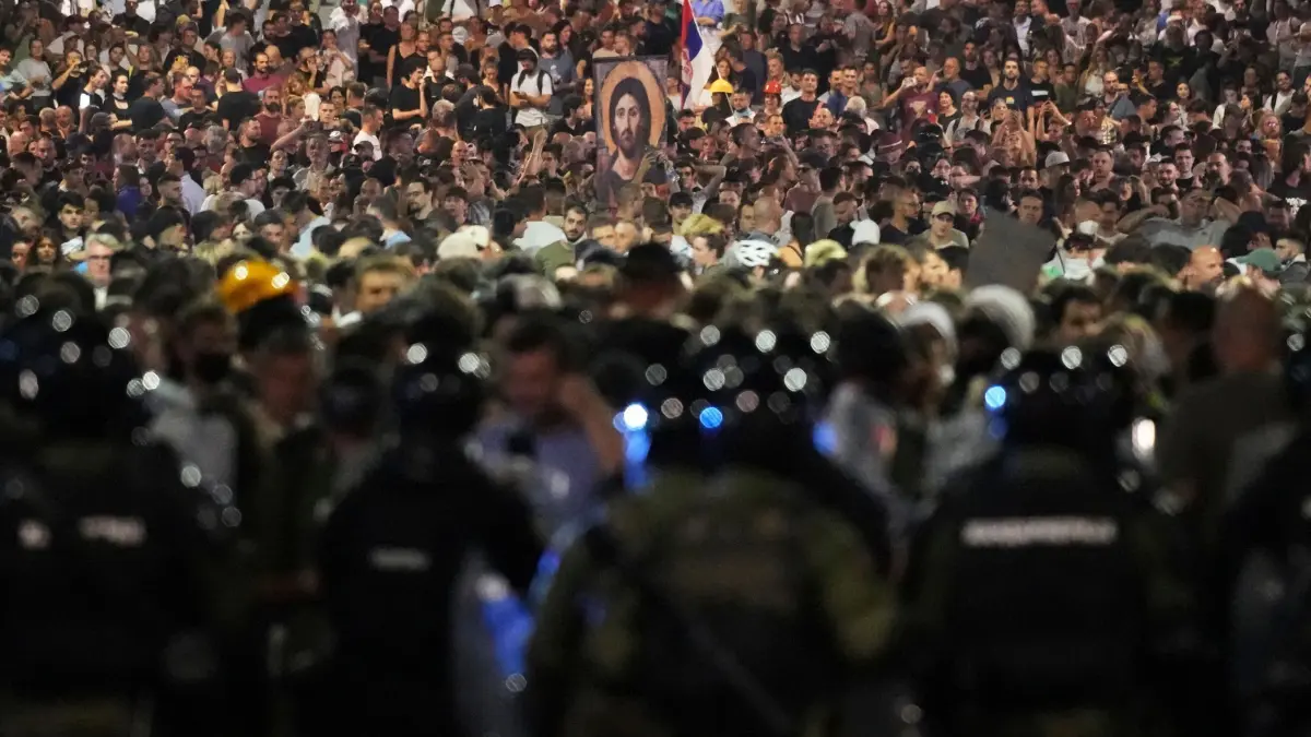 Proteste gegen Regierung in Serbien: 15.08.2025, Serbien, Belgrad: Serbische Gendarmeriebeamte stehen Teilnehmer einer Demonstration gegenüber bei einem Protest gegen die Regierung in der Nähe des Büros der Serbischen Fortschrittspartei. Foto: Darko Vojinovic/AP/dpa +++ dpa-Bildfunk +++