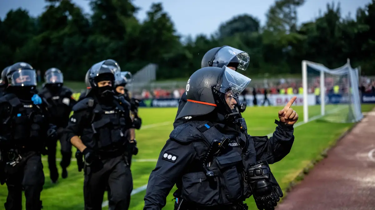 Fussball, Saison 2025/2026, DfB-Pokal, Regionalliga Bayern, 2. Bundesliga, Vöhlinstadion Illertissen, 1. Runde, FV Illertissen - 1. FC Nürnberg, 16.08.2025: Fussball, Saison 2025/2026, DfB-Pokal, Regionalliga Bayern, 2. Bundesliga, Vöhlinstadion Illertissen, 1. Runde, FV Illertissen - 1. FC Nürnberg, 16.08.2025 16.08.2025, Fussball, Saison 2025/2026, DfB-Pokal, Regionalliga Bayern, 2. Bundesliga, Vöhlinstadion Illertissen, 1. Runde, FV Illertissen - 1. FC Nürnberg, Polizei beim Pokalspiel im Vöhlinstadion Foto: Lucca Fundel Illertissen Vöhlinstadion Bayern Deutschland *** Football, Season 2025 2026, DfB Pokal, Regionalliga Bayern, 2 Bundesliga, Vöhlinstadion Illertissen, 1 round, FV Illertissen 1 FC Nürnberg, 16 08 2025 16 08 2025, Football, Season 2025 2026, DfB Pokal, Regionalliga Bayern, 2 Bundesliga, Vöhlinstadion Illertissen, 1 round, FV Illertissen 1 FC Nürnberg, Police at the cup match in the Vöhlinstadion Photo Lucca Fundel Illertissen Vöhlinstadion Bayern Germany