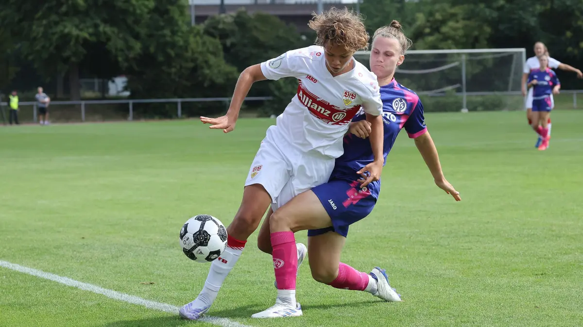 DFB Pokal Frauen VfB Stuttgart vs. 1. FSV Mainz 05 : Stuttgart , DFB Pokal Frauen VfB Stuttgart vs. 1. FSV Mainz 05 , von links: Rosa Rückert VfB / Nadine Anstatt Mainz *** Stuttgart , DFB Cup Women VfB Stuttgart vs 1 FSV Mainz 05 , from left Rosa Rückert VfB Nadine Anstatt Mainz