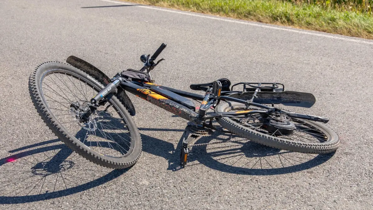 Schwerer Verkehrsunfall im Erzgebirge - Radfahrer von PKW erfasst: 250817UnfallFalkenbach News ID: EN 2025-08-17 Schwerer Verkehrsunfall im Erzgebirge Radfahrer von PKW erfasst Falkenbach. Auf der S222 zwischen Falkenbach und dem Abzweig nach Neundorf hat sich am Sonntagvormittag gegen 11 Uhr ein schwerer Verkehrsunfall ereignet. Der Fahrer eines VW war auf der S222 in Richtung Falkenbach unterwegs, als er aus noch ungeklärter Ursache mit einem von rechts, aus einem Feldweg kreuzendem Mountainbiker kollidierte. Durch die Wucht des Aufpralls wurde der Biker auf die Windschutzscheibe des Fahrzeugs geschleudert und kam anschließend auf dem Asphalt zum Liegen. Bei dem Unfall verletzte sich der Mountainbiker, schwer. Mit einem Rettungshubschrauber wurde dieser in eine Klinik geflogen. Der Autofahrer und