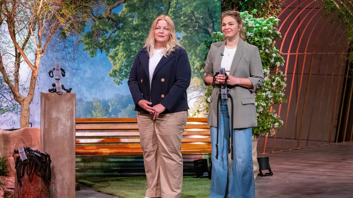 Andrea Heuser (l.) und Fiona Consuela Czerwionke präsentieren das ausbruchsichere und verwicklungsfreie Leinenführsystem dogs-guard.