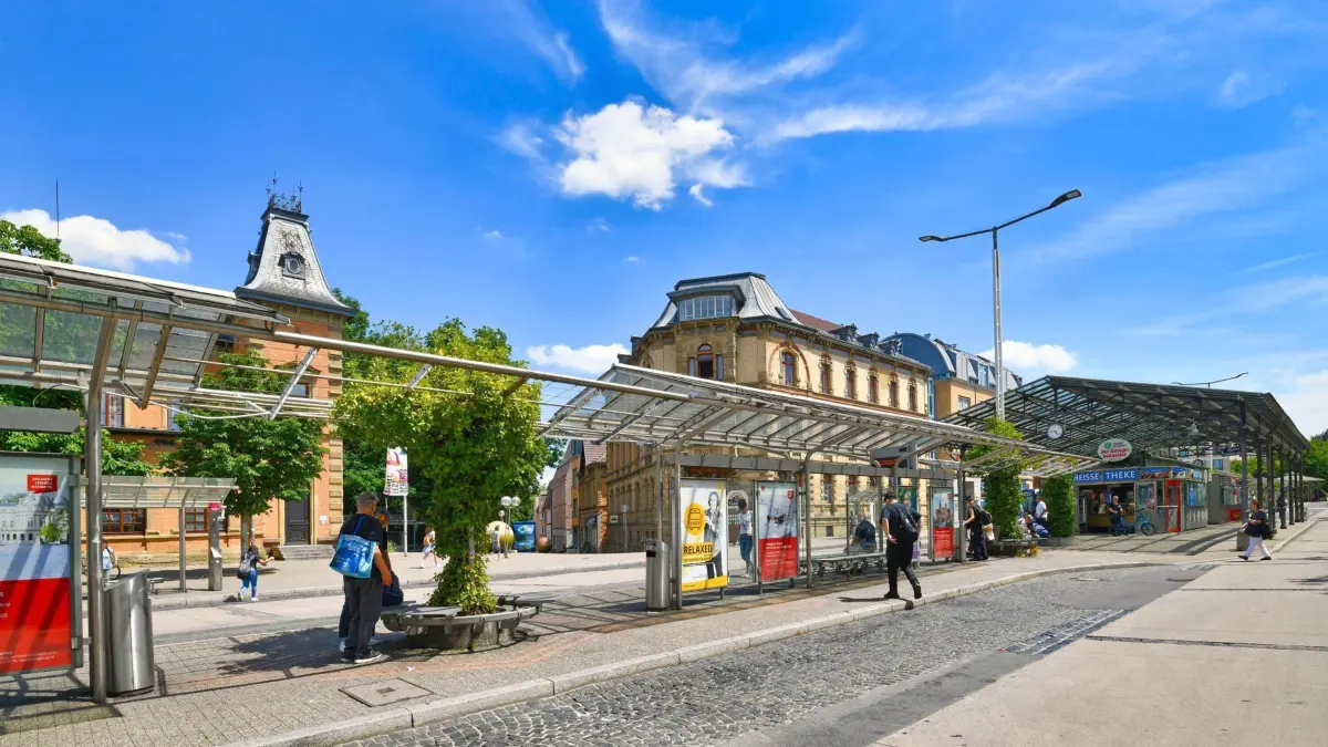 Busbahnhof ZOB vor dem Hauptbahnhof, Ludwigsburg, Deutschland, Europa *** Bus Station ZOB before the Central Station, Ludwigsburg, Germany, Europe Copyright: imageBROKER/Firn ibxmob08404223.jpg Bitte beachten Sie die gesetzlichen Bestimmungen des deutschen Urheberrechtes hinsichtlich der Namensnennung des Fotografen im direkten Umfeld der Veröffentlichung!