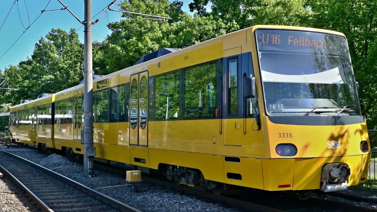 30.05.2025: Pressemitteilung des Polizeipräsidiums Stuttgart:
Polizeipräsidium Stuttgart
POL-S: 14-Jährige bei Unfall mit Stadtbahn leicht verletzt
Stuttgart-Feuerbach (ots)
Eine 14-Jährige ist am Freitagnachmittag (30.05.2025) bei einem Unfall an der Haltestelle Sportpark Feuerbach leicht verletzt worden. Die 14-Jährige überquerte gegen 16.30 Uhr die Gleise an einem Z-Übergang von links nach rechts. Dabei wurde sie von einer Stadtbahn der Linie U16, die in Richtung Innenstadt unterwegs war, erfasst. Rettungskräfte, darunter ein Notarzt kümmerten sich um die Verletzte und brachten sie in ein Krankenhaus. Die Ermittlungen zur genauen Unfallursache dauern an. Während der Unfallaufnahme war der Stadtbahnverkehr in beide Richtungen bis 17.40 Uhr unterbrochen.
Rückfragen bitte an:
Polizeipräsidium Stuttgart
Pressestelle
Telefon: 0711 8990-1111
E-Mail: stuttgart.pressestelle@polizei.bwl.de
Bürozeiten: Montag bis Freitag 06.30 Uhr bis 18.00 Uhr
Außerhalb der Bürozeiten:
Telefon: 0711 8990-3333
E-Mail: stuttgart.pp@polizei.bwl.de
http://www.polizei-bw.de/
Zu einem Verkehrsunfall zwischen einer Stadtbahn und einem Kind/Jugendliche (weiblich, genaues Alter nicht bekannt) kam es am Freitagnachmittag in Feuerbach. Gegen 16:30 Uhr fuhr ein in Richtung Fellbach fahrender Zug der Linie 16 in die Haltestelle Sportpark Feuerbach ein. Dabei kam es am dortigen Z-Überweg zwischen der Fußgängerin und der Stadtbahn, nach bisher unbestätigten Angaben wurde die Person vom rechten vorderen Eck der Stadtbahn erfasst/gestreift. Da nach den ersten Notrufen nicht klar war ob eine technische Rettung notwendig ist, wurden Kräfte der Feuerwachen 3 und 4 sowie die Freiwillige Feuerwehr Weilimdorf alarmiert. Glücklicherweise befand sich das Unfallopfer aber frei neben dem Zug. Nach einer Erstversorgung vor Ort erfolgte der Transport in eine Kinderklinik. Neben der Feuerwehr und der Polizei waren auch der Rettungsdienst mit Notarzt, zwei Rettungswagen, Organisatorischer Leiter und das Medical Intervention Car vor Ort. Das Kriseninterventionsteam der Johanniter-Unfall-Hilfe übernahm die Betreuung des Stadtbahnfahrers. Der Stadtbahnverkehr musste während der Einsatzmaßnahmen in beide Richtungen eingestellt werden.
Foto: KS-Images.de/Andreas Rometsch