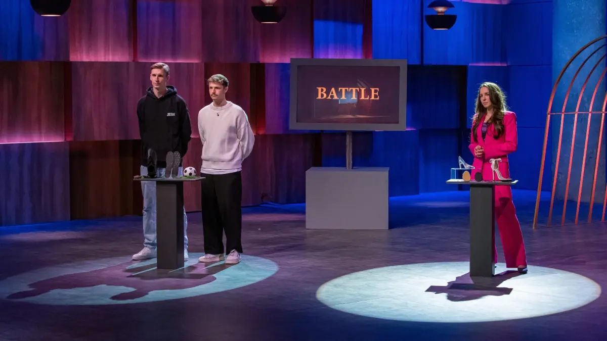 Beim Battle treten "Zoltra Grip Insole" mit den Gründern Mark Heinzelmann (l.) und Elias Wiesener gegen Aerostiletto mit Gründerin Jessica Pallentin an. Wer kann die Löwen mit ihrer Geschäftsidee überzeugen und darf weiter pitchen ?