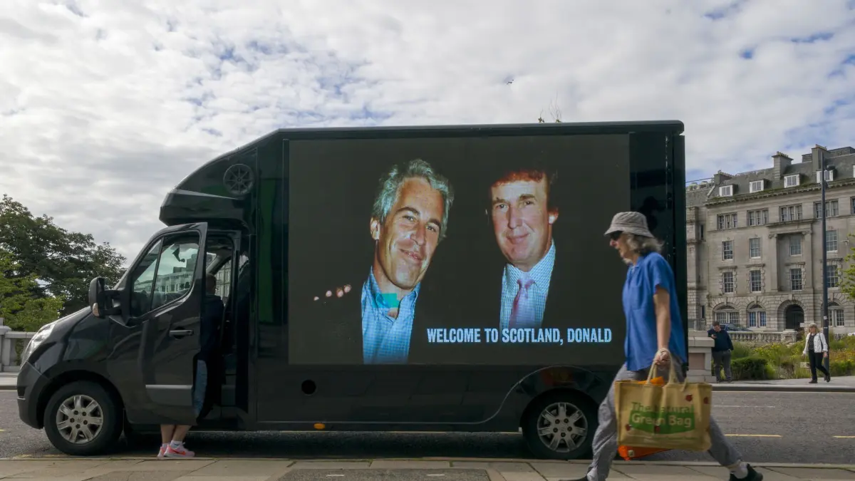 US-Präsident Trump in Schottland: ARCHIV - 28.07.2025, Großbritannien, Aberdeen: Ein Foto von US-Präsident Donald Trump und dem verurteilten Kindersexualstraftäter Jeffrey Epstein ist auf der Seite eines Lieferwagens im Stadtzentrum von Aberdeen zu sehen, während der fünftägigen Privatreise von US-Präsident Trump nach Schottland. Das Protestplakat wurde von der Gruppe "Everyone Hates Elon" organisiert. (zu dpa: «Zweiter US-Richter lehnt Veröffentlichung von Epstein-Dokumenten ab») Foto: Jane Barlow/PA Wire/dpa +++ dpa-Bildfunk +++