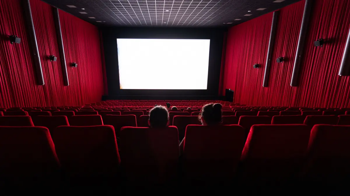 Wenige Besucher sitzen in einem Saal im Kino Ufa-Kristallpalast in der Innnenstadt und schauen auf die Leinwand. Als erstes großes Kino in der Stadt durfte der Ufa-Palast nach dem Corona-Lockdown wieder öffnen. (zu dpa "Mit Popcorn, ohne Maske: Wie kann ein Kinobesuch jetzt aussehen?") +++ dpa-Bildfunk +++