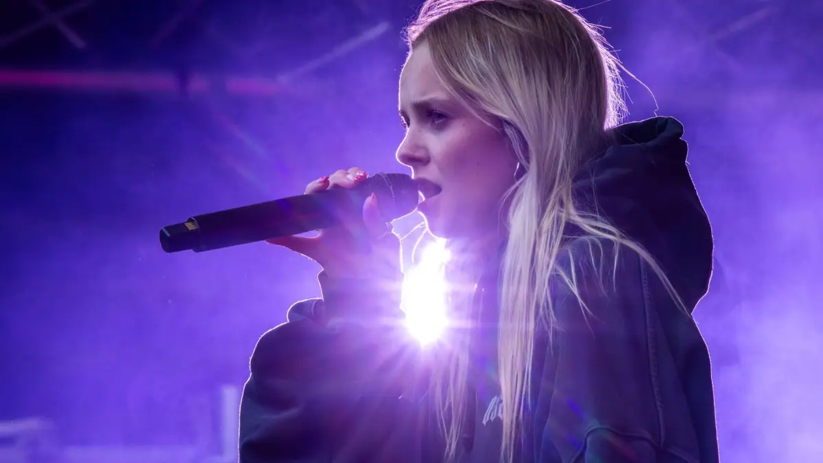Festival „Jamel rockt den Förster“: 22.08.2025, Mecklenburg-Vorpommern, Jamel: Paula Hartmann singt auf der Hauptbühne des Festivals «Jamel rockt den Förster». Seit vielen Jahren setzen die Veranstalter des Festivals ein Zeichen gegen Rechts. Die auftretetenden Bands und Musiker werden erst im Laufe des Festivals bekannt gegeben. Foto: Jens Büttner/dpa +++ dpa-Bildfunk +++