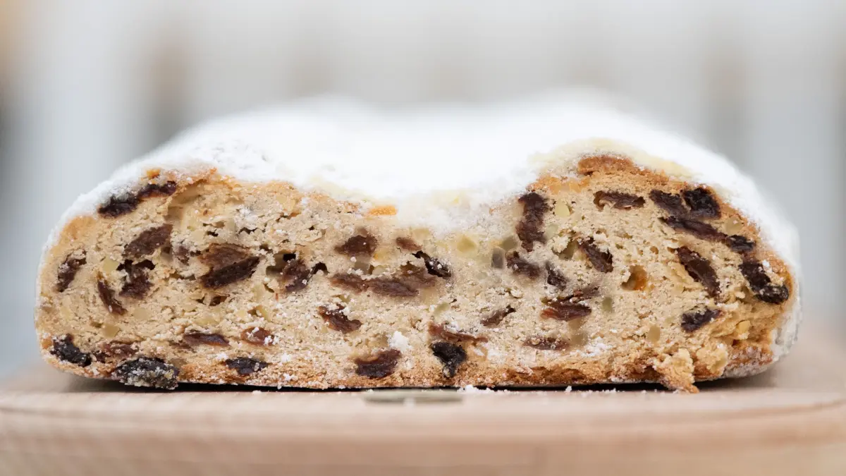 Ein Stück Christstollen liegt während einer öffentlichen Stollenprüfung auf einem Brett. Die Stollen werden nach Geschmack, Geruch und Aussehen beurteilt. Nur Gebäcke mit dem Stollensiegel dürfen als Dresdner Christstollen verkauft werden.