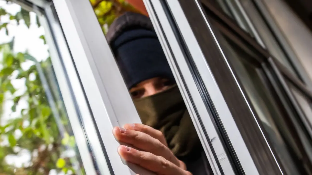Einbruch: ILLUSTRATION - 28.08.2020, Baden-Württemberg, Freiburg: Ein gekipptes Fenster macht es Einbrechern einfach. (zu dpa: «Im Kampf gegen Einbrecher verstärkt Polizei Kontrollen») Foto: Philipp von Ditfurth/dpa/dpa-tmn +++ dpa-Bildfunk +++