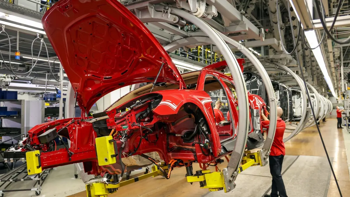 Autoindustrie: ARCHIV - 02.02.2022, Sachsen, Leipzig: Ein Mitarbeiter montiert Kabelbäume in einen Porsche Panamera Hybrid im Leipziger Porsche Werk. (zu dpa: «Deutsche Autobranche streicht über 50.000 Jobs in einem Jahr») Foto: Jan Woitas/dpa-Zentralbild/dpa +++ dpa-Bildfunk +++