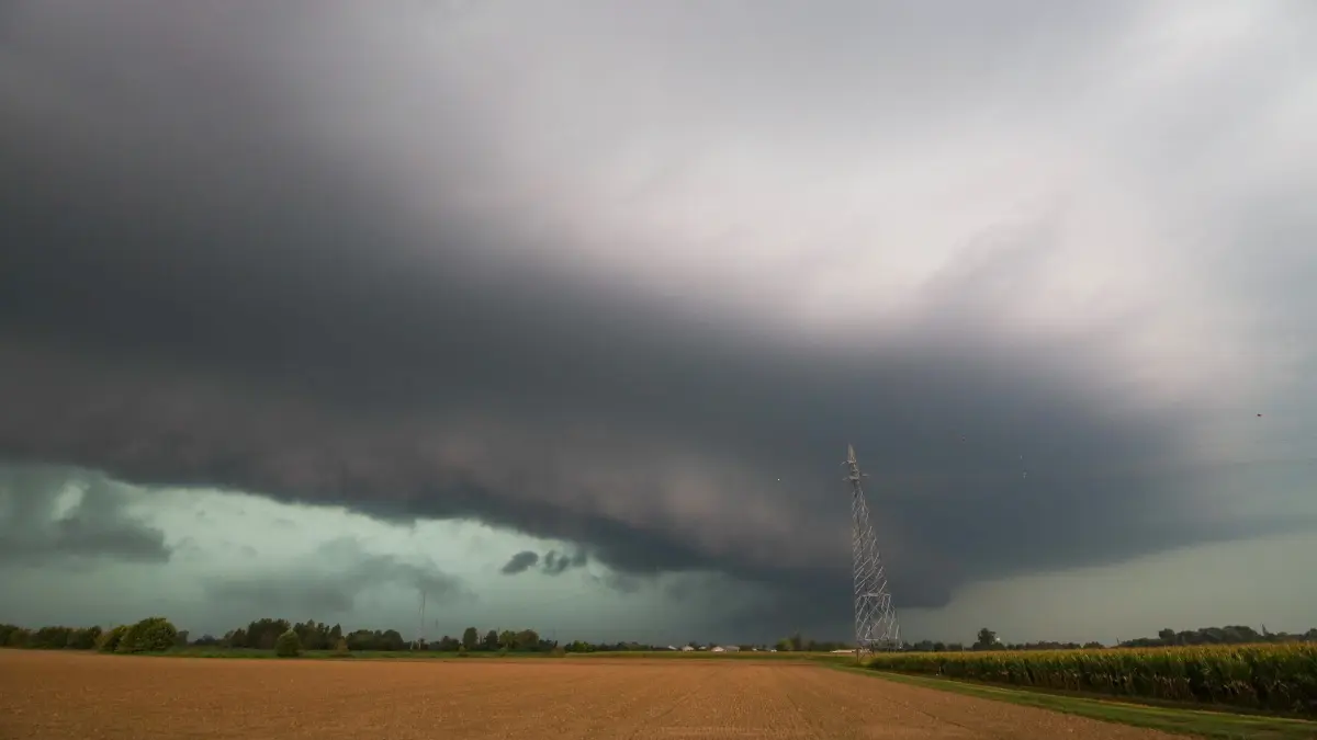 Unwetter in Italien: 28.08.2025, Italien, Cremona: Eine dunkle Gewitterzelle zieht über ein Feld in Cremona in der Lombardei. Für die Region gibt es eine Unwetterwarnung, es werden schwere Regenfälle, Gewitter und heftige Böen erwartet. Foto: Alexander Wolf/onw-images/dpa +++ dpa-Bildfunk +++